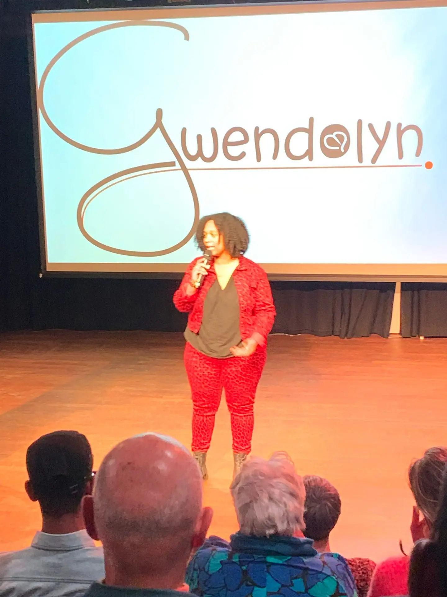 Gwendolyn Heath spreekt voor publiek op een podium