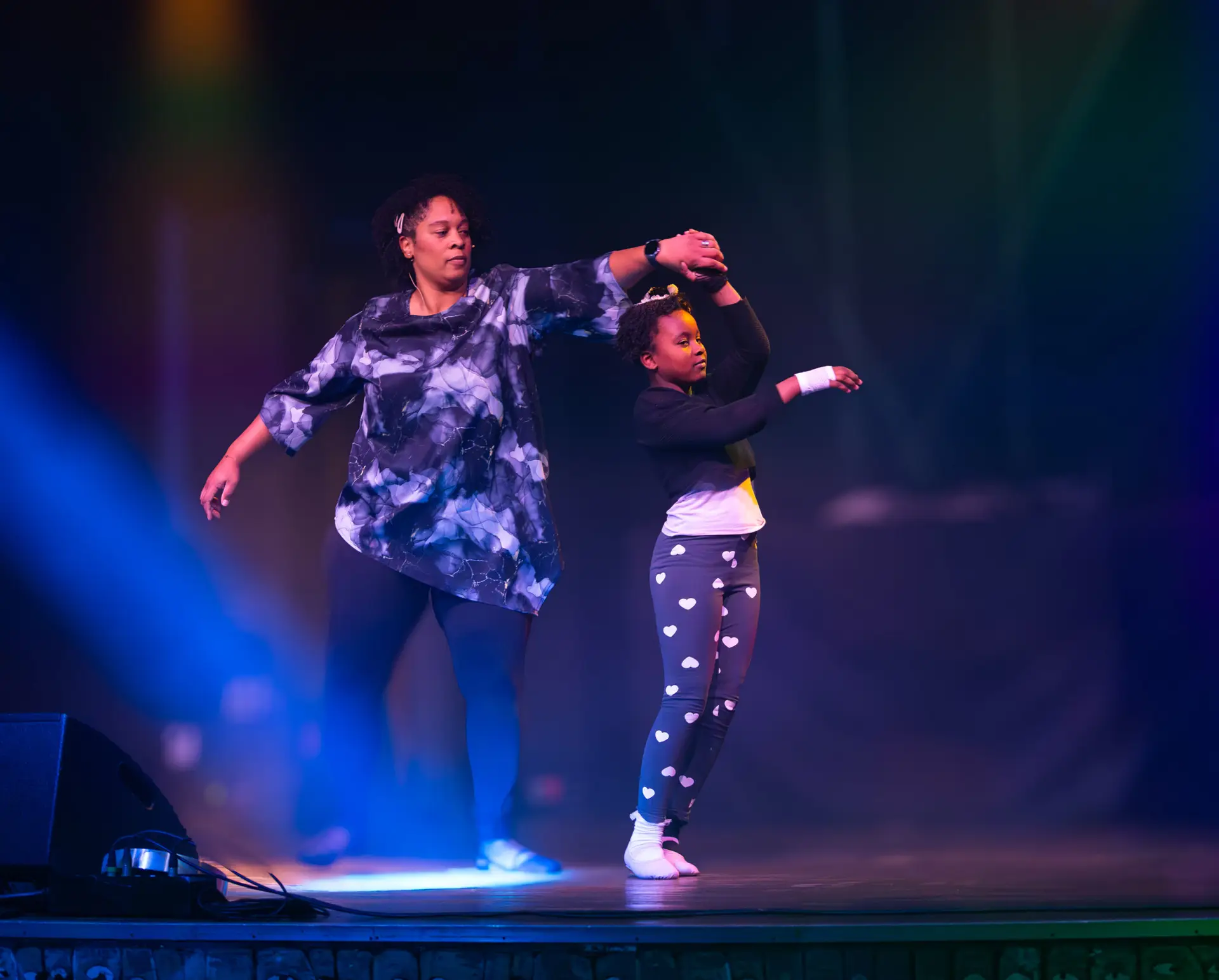 Gwendolyn en Zoïla Heath dansen samen tijdens Spiegelkracht