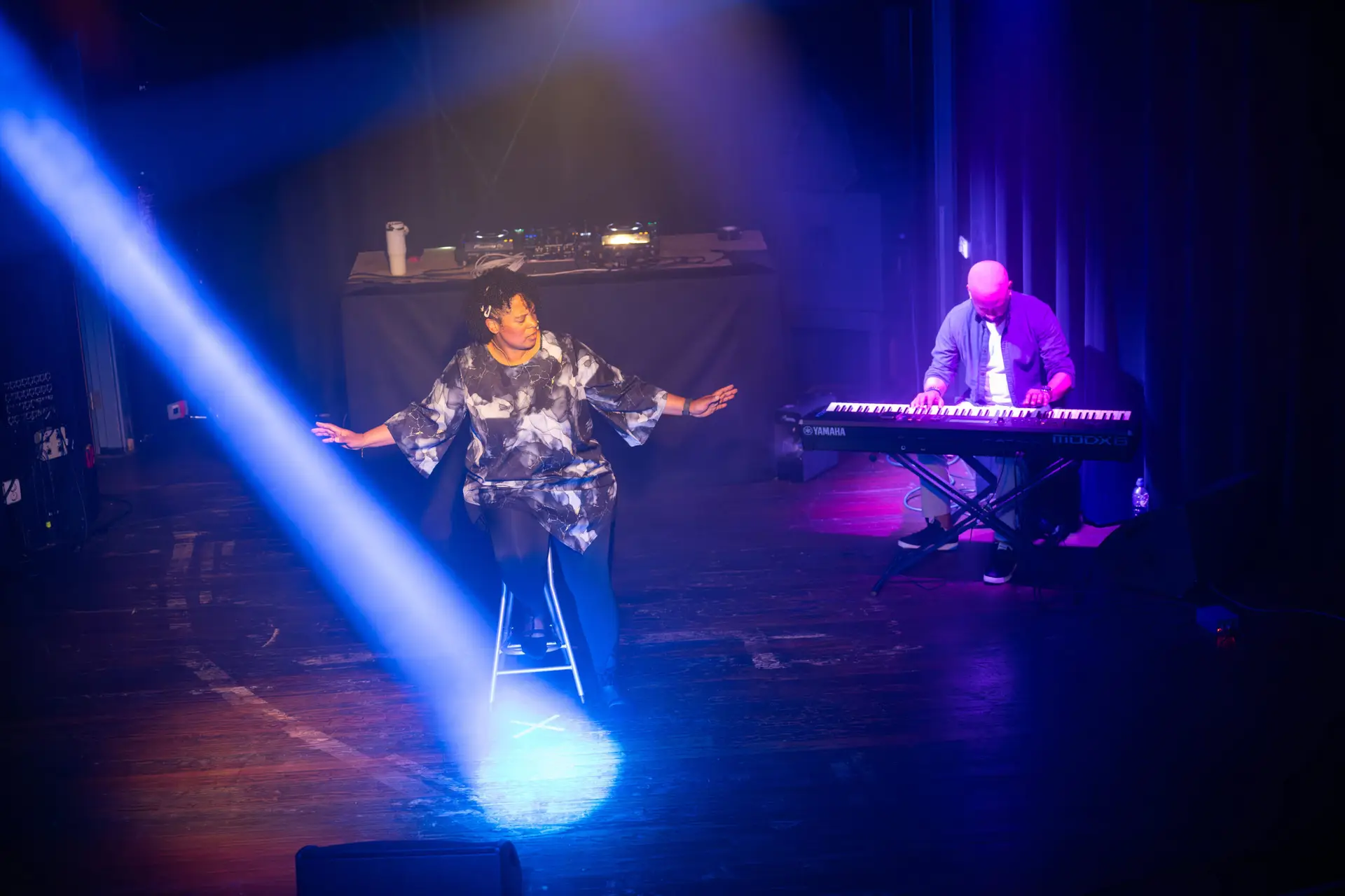 Gwendolyn Heath tijdens Spiegelkracht op het podium met pianist