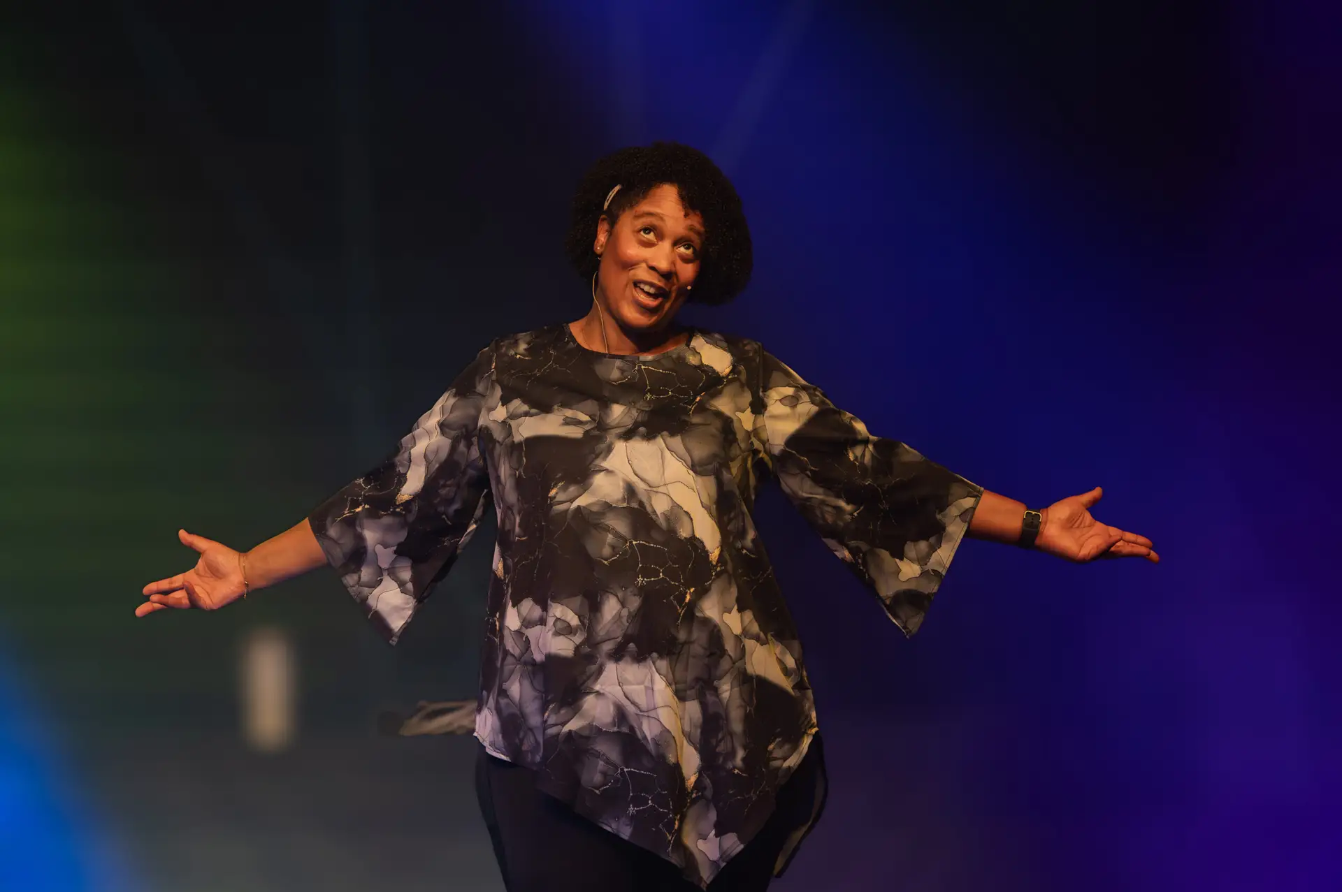 Gwendolyn Heath staat met open armen op het podium tijdens Spiegelkracht