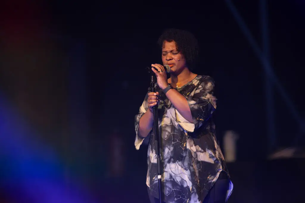 Gwendolyn Heath zingt tijdens de voorstelling Spiegelkracht