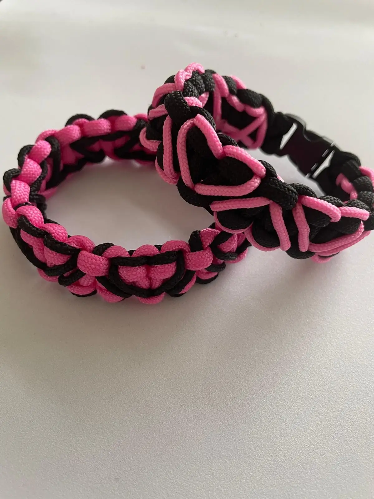 Handgemaakte roze en zwarte armbandjes met hartjes