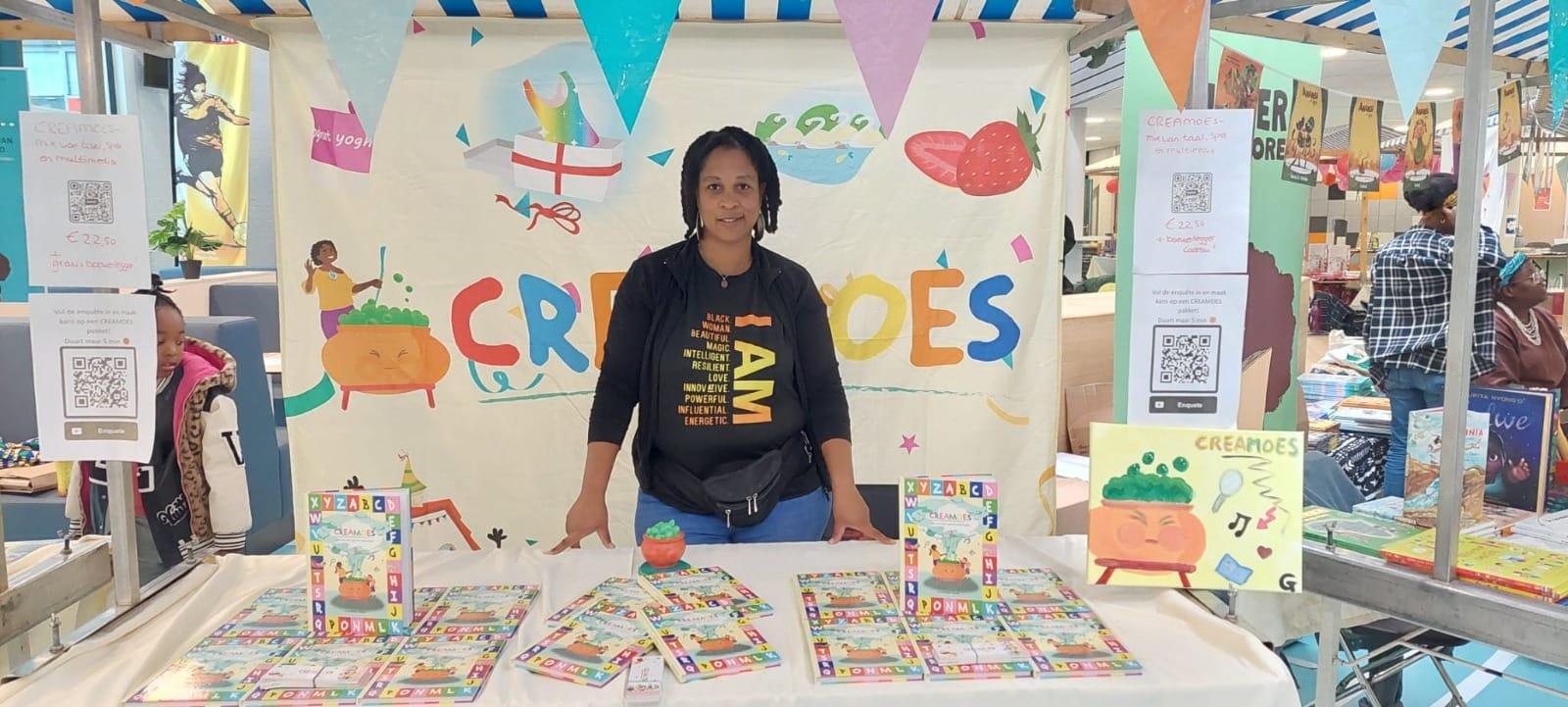 Gwendolyn Heath met haar boeken op een boekenmarkt