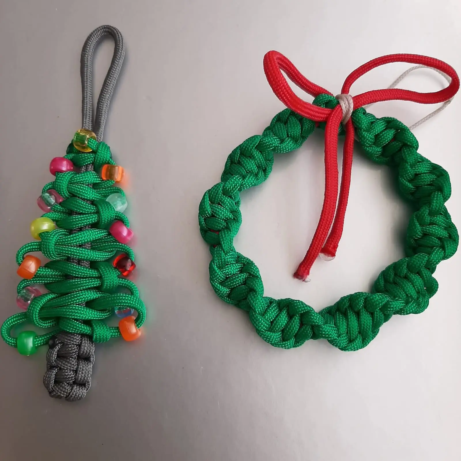 Handgemaakte kersthangers van paracord